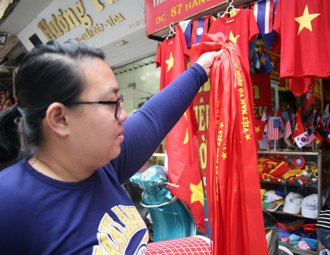 Hà Nội: Người dân ùn ùn kéo đi mua cờ hoa trước trận bóng lịch sử của U23 Việt Nam